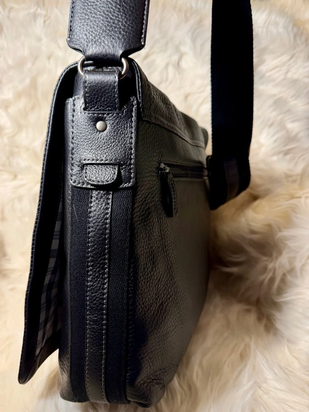 Levenger Black Leather Messenger Bag -EUC